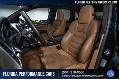 2016 Porsche Cayenne Turbo S   - Photo 19 - Riviera Beach, FL 33407