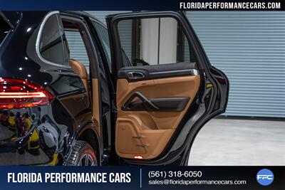 2016 Porsche Cayenne Turbo S   - Photo 29 - Riviera Beach, FL 33407