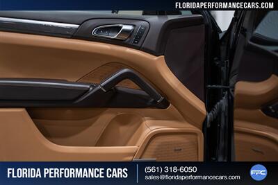 2016 Porsche Cayenne Turbo S   - Photo 24 - Riviera Beach, FL 33407