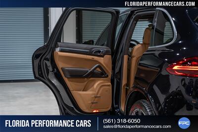 2016 Porsche Cayenne Turbo S   - Photo 26 - Riviera Beach, FL 33407