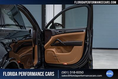 2016 Porsche Cayenne Turbo S   - Photo 32 - Riviera Beach, FL 33407