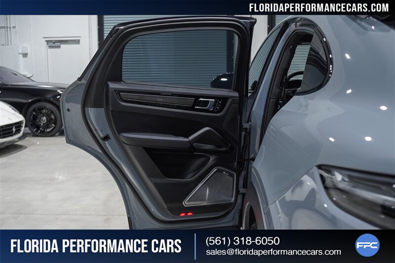 2023 Porsche Cayenne Turbo GT   - Photo 26 - Riviera Beach, FL 33407