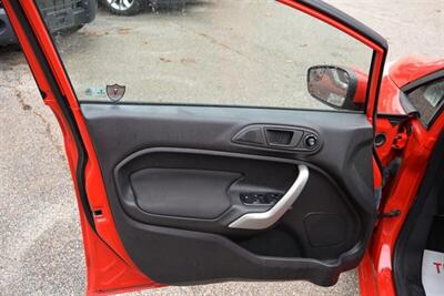 2013 Ford Fiesta SE   - Photo 10 - West Warwick, RI 02893