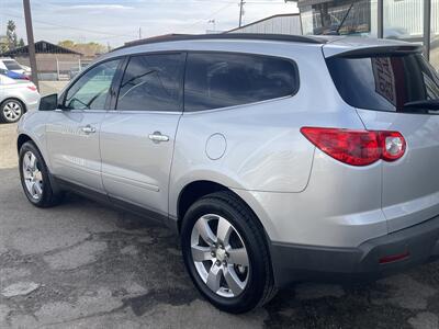 2012 Chevrolet Traverse LT   - Photo 6 - Bakersfield, CA 93305