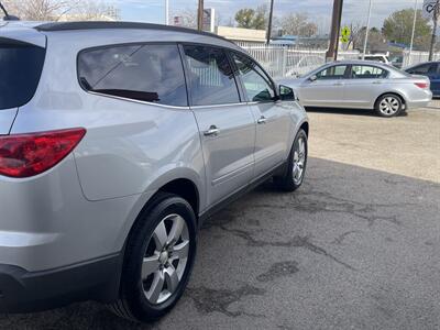 2012 Chevrolet Traverse LT   - Photo 5 - Bakersfield, CA 93305