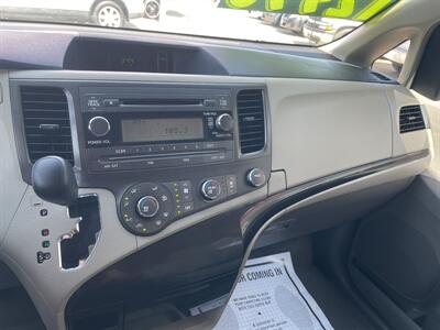 2014 Toyota Sienna L 7-Passenger   - Photo 12 - Bakersfield, CA 93305