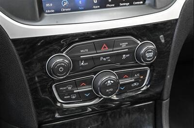 2023 Chrysler 300 Series Touring L   - Photo 14 - St Albert, AB T8N 3Z7