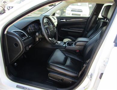 2023 Chrysler 300 Series Touring L   - Photo 10 - St Albert, AB T8N 3Z7