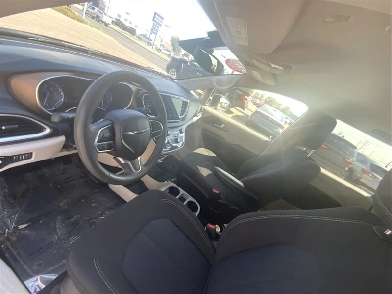 2022 Chrysler Grand Caravan SXT - Photo 6 - Edmonton, AB T5L 2J7