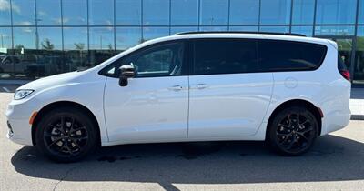 2024 Chrysler Pacifica Touring L Sunroof S package   - Photo 2 - St Albert, AB T8N 3Z7