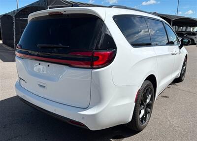 2024 Chrysler Pacifica Touring L Sunroof S package   - Photo 8 - St Albert, AB T8N 3Z7