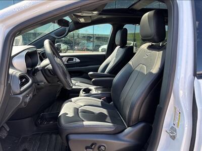 2024 Chrysler Pacifica Touring L Sunroof S package   - Photo 11 - St Albert, AB T8N 3Z7