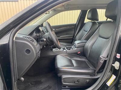 2023 Chrysler 300 Series Touring L   - Photo 11 - St Albert, AB T8N 3Z7