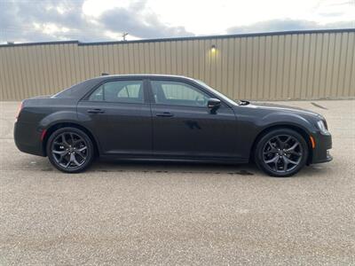 2023 Chrysler 300 Series Touring L   - Photo 4 - St Albert, AB T8N 3Z7