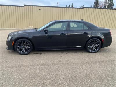 2023 Chrysler 300 Series Touring L   - Photo 2 - St Albert, AB T8N 3Z7