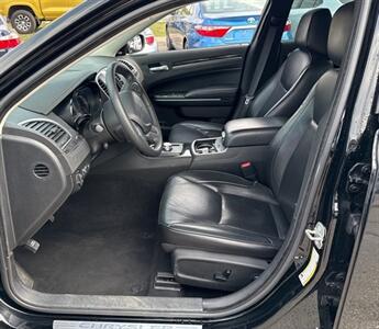 2023 Chrysler 300 Series Touring L   - Photo 11 - St Albert, AB T8N 3Z7