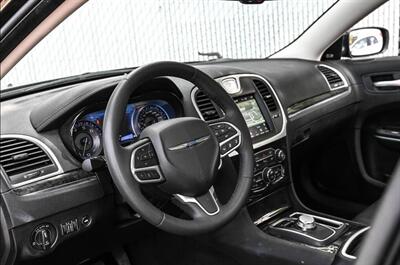 2023 Chrysler 300 Series Touring L   - Photo 9 - St Albert, AB T8N 3Z7
