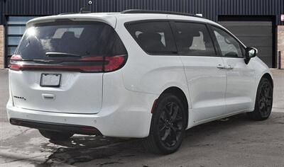 2023 Chrysler Pacifica Touring L Sunroof S package   - Photo 8 - St Albert, AB T8N 3Z7