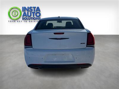 2022 Chrysler 300 Series Touring L   - Photo 4 - Edmonton, AB T5L 2J7