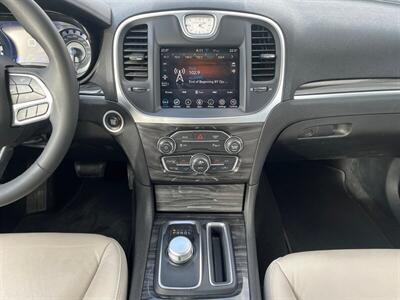 2022 Chrysler 300 Series Touring L  AWD - Photo 11 - St Albert, AB T8N 3Z7
