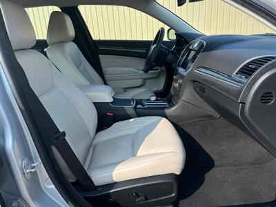 2022 Chrysler 300 Series Touring L  AWD - Photo 12 - St Albert, AB T8N 3Z7