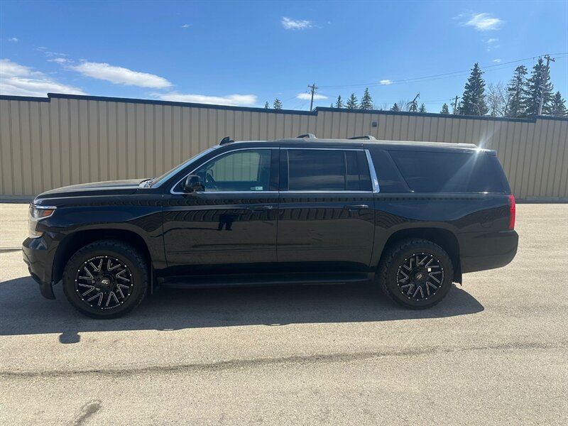 2018 Chevrolet Suburban LS 4x4 - Photo 2 - St Albert, AB T8N 3Z7