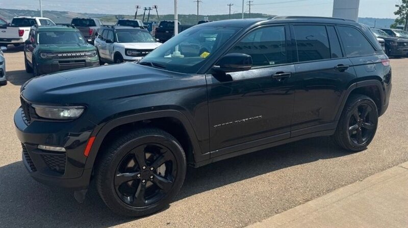 2023 Jeep Grand Cherokee Limited Black Pack 4x4 - Photo 1 - St Albert, AB T8N 3Z7