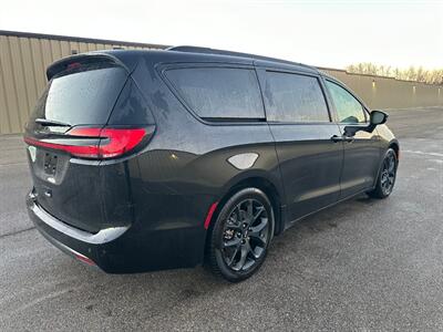 2024 Chrysler Pacifica Touring L Sunroof S package   - Photo 8 - St Albert, AB T8N 3Z7