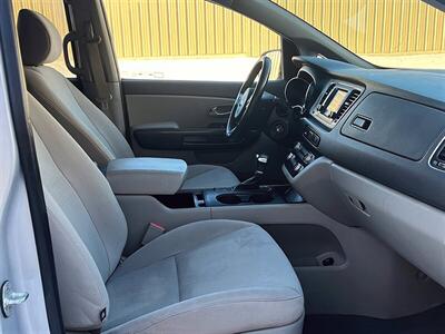 2017 Kia Sedona LX   - Photo 14 - St Albert, AB T8N 3Z7