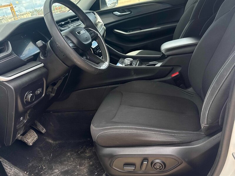 2024 Jeep Grand Cherokee L Laredo 4x4 - Photo 9 - Acheson, AB T7X 5A3