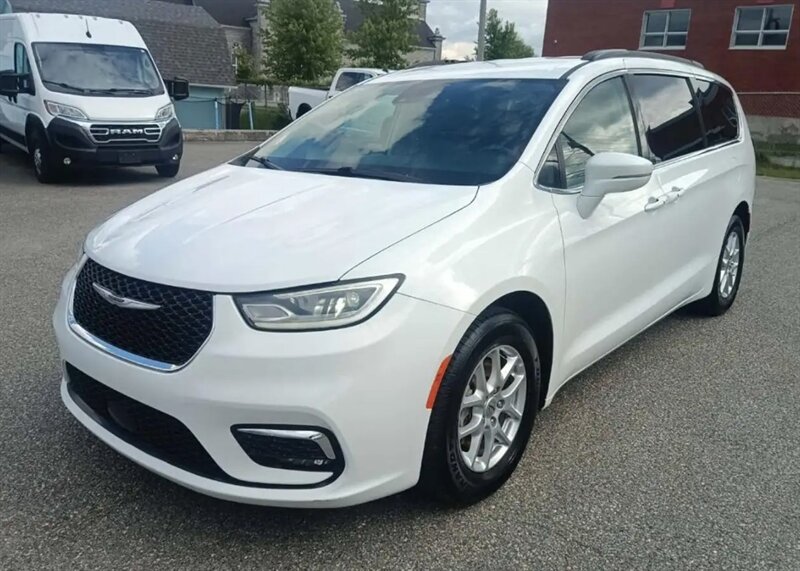 2021 Chrysler Pacifica Touring L   - Photo 1 - St Albert, AB T8N 3Z7