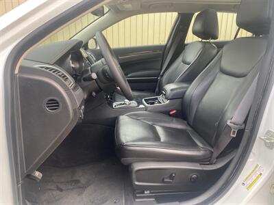 2023 Chrysler 300 Series Touring L   - Photo 11 - St Albert, AB T8N 3Z7