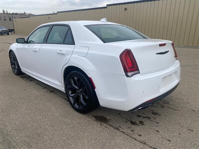 2023 Chrysler 300 Series Touring L   - Photo 6 - St Albert, AB T8N 3Z7