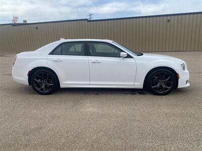2023 Chrysler 300 Series Touring L   - Photo 5 - St Albert, AB T8N 3Z7