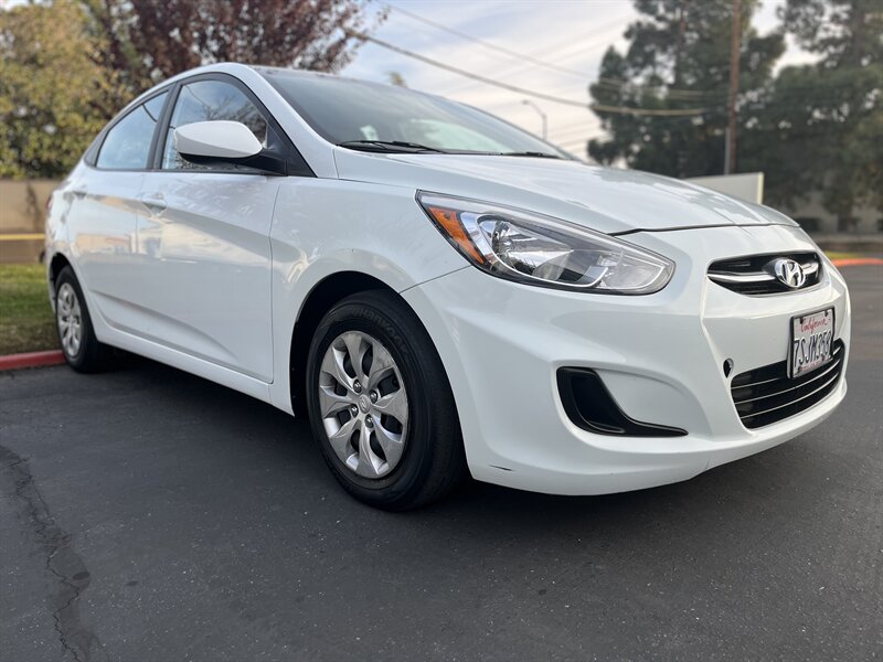 Hyundai Accent's photo