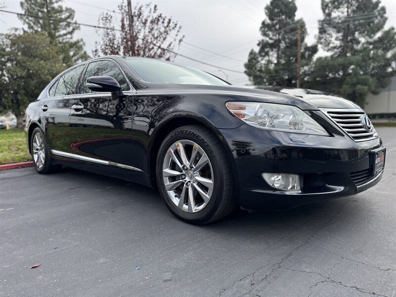 Lexus LS's photo