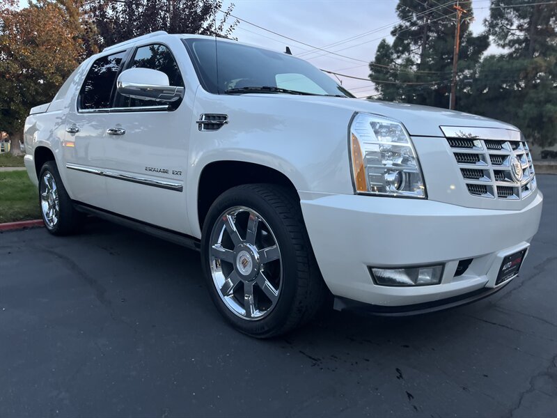 2012-Cadillac-Escalade-3GYT4NEFXCG281004