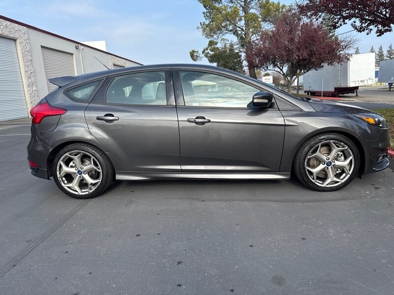 2016 Ford Focus ST photo 13