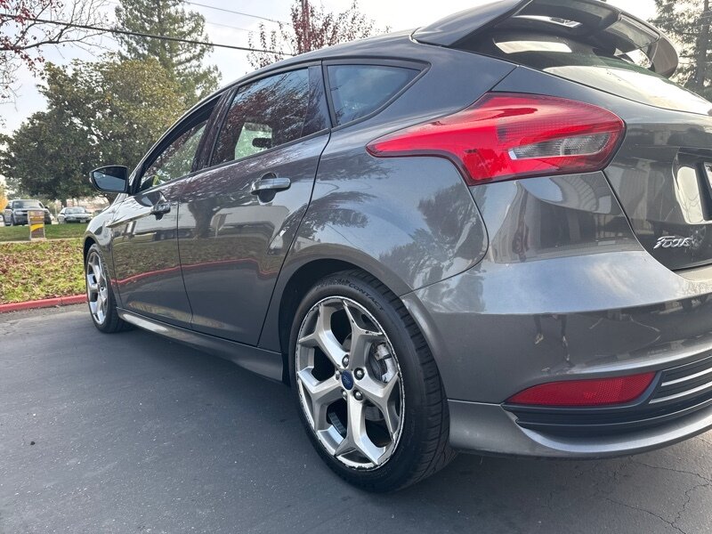 2016 Ford Focus ST photo 9