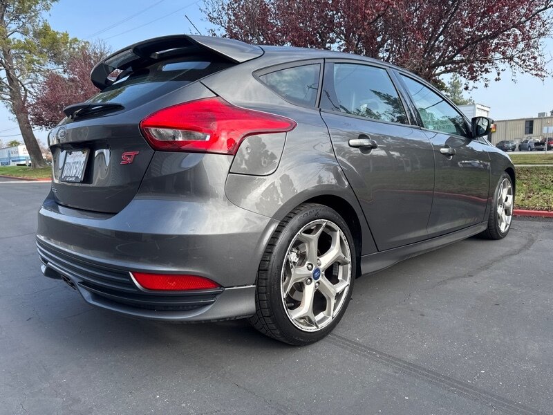 2016 Ford Focus ST photo 12