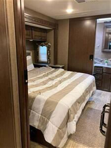 2017 Thor Hurricane 35m Class A   - Photo 11 - Salem, OR 97317