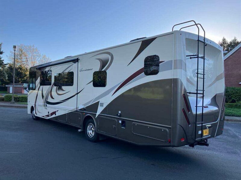 2017 Thor Hurricane 35m Class A  