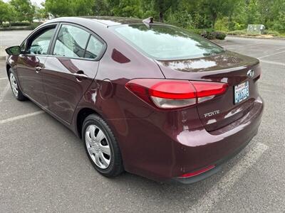 2017 Kia Forte LX   - Photo 4 - Salem, OR 97317