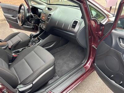 2017 Kia Forte LX   - Photo 17 - Salem, OR 97317