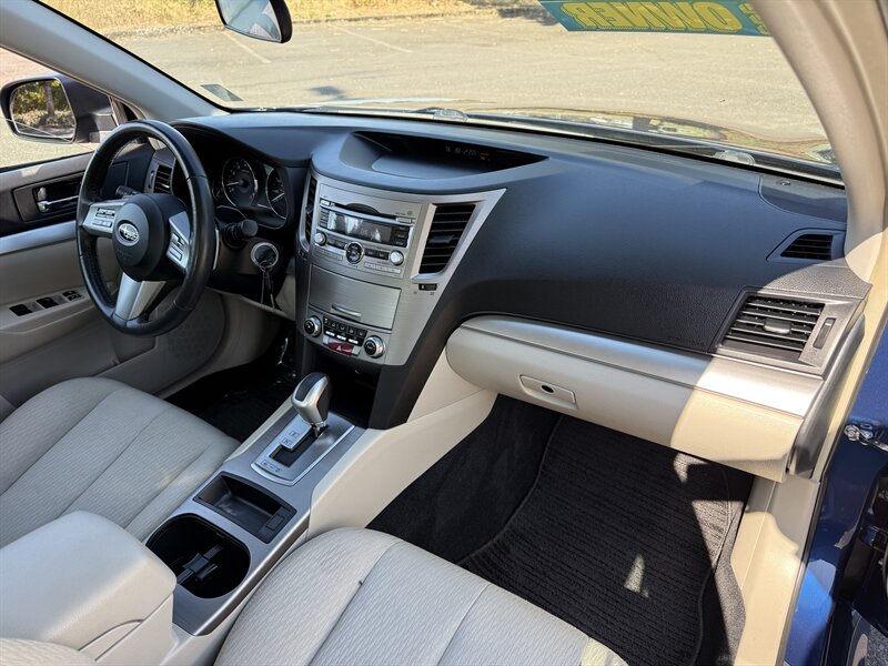 2011 Subaru Legacy 2.5i Premium photo 16