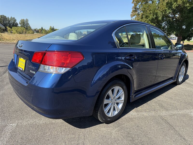 2011 Subaru Legacy 2.5i Premium photo 7
