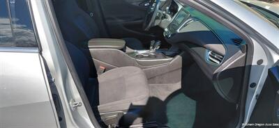 2018 Chevrolet Malibu LT   - Photo 2 - Medford, OR 97501
