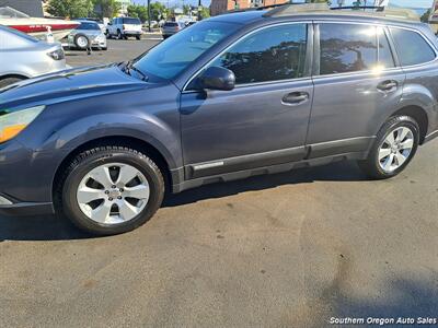 2010 Subaru Outback 2.5i Premium   - Photo 2 - Medford, OR 97501