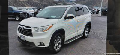 2014 Toyota Highlander XLE   - Photo 2 - Medford, OR 97501