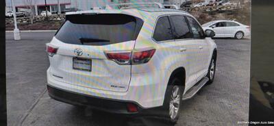 2014 Toyota Highlander XLE   - Photo 6 - Medford, OR 97501